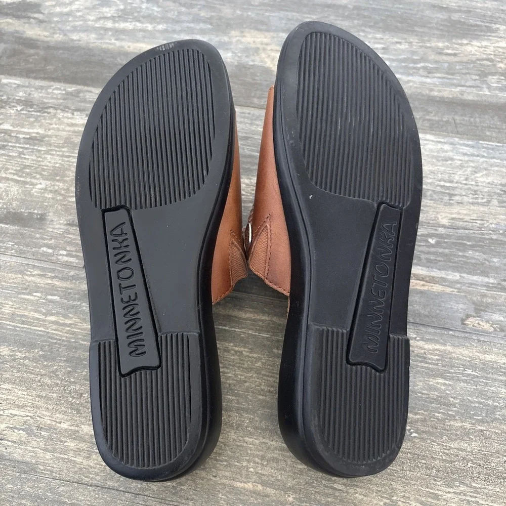 Minnetonka Womens 7 Moccasin Silverthorne Slide Tan Brown Leather Sandals